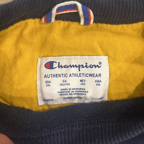 Champion Crewneck - Picture 3 of 3